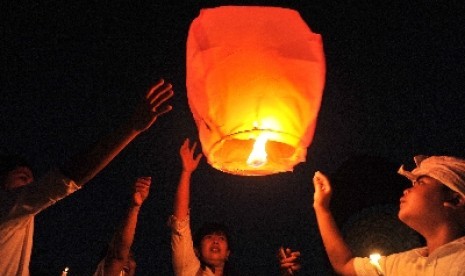 Sejumlah umat melepaskan lampion ke udara saat memperingati Hari Perdamaian Dunia 2015 di Taman Gong Perdamaian Dunia, Denpasar, Senin (21/9).