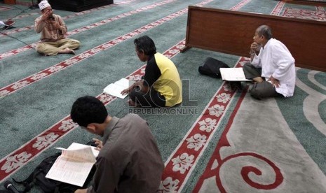  Sejumlah umat Muslim belajar tahsin Alquran, di Masjid Agung Al Azhar, Jakarta Selatan, Rabu (10/7).   (Republika/Adhi Wicaksono)