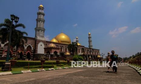 Aturan sholat dan perayaan Idul Fitri di Depok tekankan prokes. Muslim berjalan di lingkungan Masjid Dian Al-Mahri atau Masjid Kubah Emas, Depok. (ilustrasi)