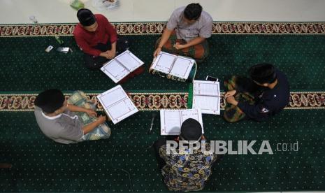 Naskah Khutbah Jumat: Mewujudkan Insan Bertaqwa Pasca-Ramadhan