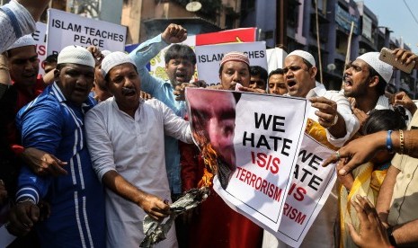 Sejumlah umat Muslim India membakar poster pimpinan ISIS sekaligus membakar slogan ISIS, sebagai bentuk kemarahan atas teror di Paris.