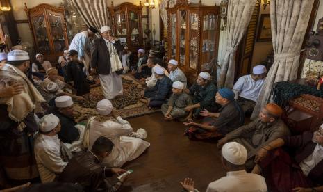 Sejumlah umat muslim keturunan bersilaturahim dan berdoa di salah satu rumah yang dikunjungi pada tradisi Lebara.