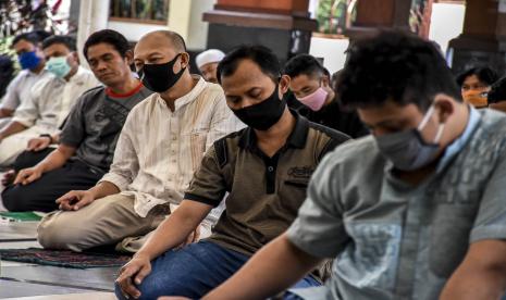 Sejumlah umat muslim melaksanakan ibadah Sholat Jumat di Masjid Agung Kota Cimahi, Jalan Kaum, Kota Cimahi.