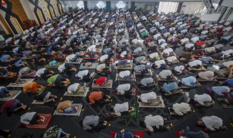 Sejumlah umat muslim melaksanakan Salat Jumat, di Masjid Raya Baitul Faidzin, Cibinong, Kabupaten Bogor, Jawa Barat, Jumat (15/1/2021). Selama Penerapan Pembatasan Kegiatan Masyarakat (PPKM) yang dimulai 11-25 Januari 2021, kapasitas tempat ibadah di Bogor dibatasi 50 persen.