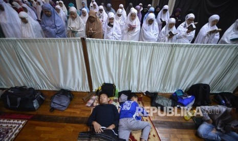 Sejumlah umat Muslim melakukan Shalat Qiamullail saat itikaf di Masjid Raya Habiburrahman, PT Dirgantara Indonesia, Jl Pajajaran, Kota Bandung, Jumat (16/6) dinihari.