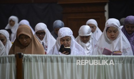 Sejumlah umat Muslim melakukan shalat qiamullail.