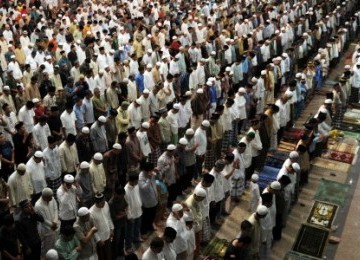 Sejumlah umat Muslim melakukan shalat tarawih secara berjamaah di Masjid Al-Markaz, Makassar, Sulsel, Ahad (31/7) malam. 