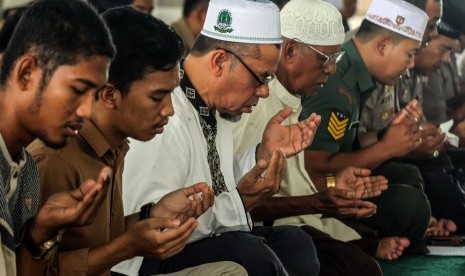 Sejumlah umat muslim mengikuti zikir dan doa bersama jelang Pemilu / Ilustrasi 