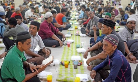 Makan Berlebihan Merusak Pahala Ibadah Berbuka Puasa. Sejumlah umat muslim menunggu waktu berbuka puasa di Masjid Raya Makassar, Sulawesi Selatan. Foto ilustrasi.