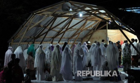 Sejumlah umat muslim pengungsi korban bencana gempa dan tsunami melaksanakan shalat Tarawih pertama dengan menggunakan tempat ibadah sementara di Palu, Sulawesi Tengah, Ahad (5/5/2019).