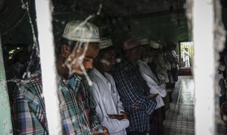 Sejumlah umat muslim Rohingya menunaikan Salat Iduladha di Masjid Pealeshung, di kawasan kamp pengungsian internal di kota Sittwe, negara bagian Rakhine, Myanmar, Sabtu (2/9).