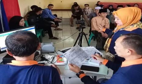 Layanan kependudukan Si Jempol Lentik di Kelurahan Sukakarya, Kecamatan Warudoyong, Kota Sukabumi, Sabtu (3/9/2022) l