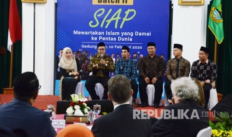 Sejumlah ustaz program English for Ulama Batch I menyampaikan pengalamannya saat berdakwah di luar negeri pada acara Penyambutan Peserta Batch I dan Penutupan Pelatihan Batch II English for Ulama, di Aula Barat, Gedung Sate, Kota Bandung, Senin (10/2).