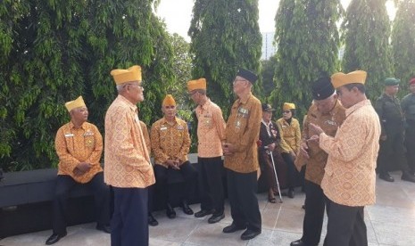 Sejumlah veteran bersiap mengikuti upacara Hari Pahlawan