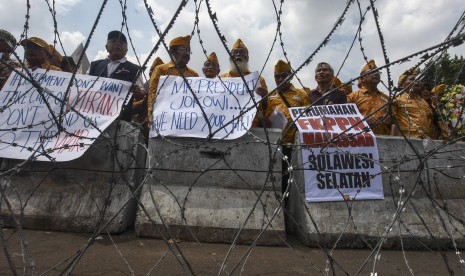 Sejumlah veteran perang kemerdekaan beserta sejumlah kerabatnya melakukan aksi keprihatinan para veteran di depan Istana Negara, Jakarta, Kamis (7/4).