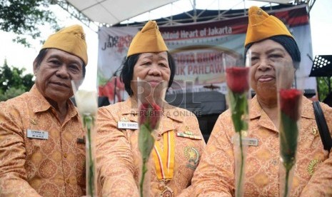  Sejumlah veteran yang tergabung dalam Legiun Veteran Republik Indonesia (LVRI) menunjukkan bunga saat mengikuti acara Sejuta Bunga Untuk Pahlawan di Taman Menteng, Jakarta, Ahad (17/11).  (Republika/Agung Supriyanto)