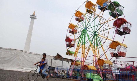 Sejumlah wahana bermain anak telah terpasang sebagai persiapan jelang Pekan Rakyat Jakarta (PRJ) di lapangan silang Monas, Jakarta Pusat, Jumat (6/6).