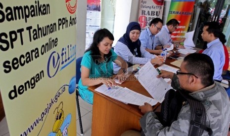  Sejumlah wajib pajak pribadi melakukan pengisian SPT Tahunan di Drop Box Pajak.