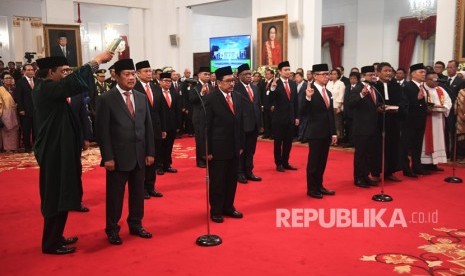 Sejumlah wakil menteri Kabinet Indonesia Maju mengucapkan sumpah saat dilantik di Istana Negara, Jakarta, Jumat (25/10/2019).