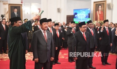 Sejumlah wakil menteri Kabinet Indonesia Maju mengucapkan sumpah saat dilantik di Istana Negara, Jakarta, Jumat (25/10/2019). 