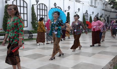 Sejumlah wanita berbusana kebaya saat mengikuti lomba untuk memeriahkan HUT ke-77 RI di halaman Gedung Joeang Solo, Jawa Tengah, Selasa (9/8/2022). Kegiatan bertajuk Perempuan Hadir Indonesia Maju tersebut digelar untuk mengenalkan busana kebaya kepada masyarakat sekaligus meningkatkan kunjungan wisata di Solo. 