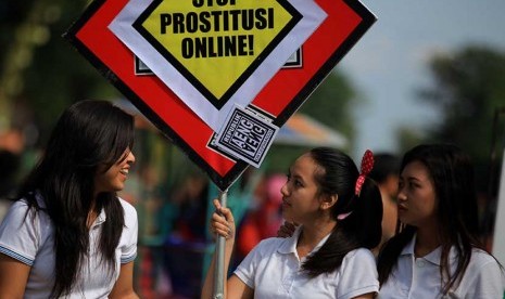 Sejumlah wanita Solo membawa spanduk bertuliskan Stop Prostitusi Online saat kampanye di Jalan Slamet Riyadi, Solo, Jawa Tengah, Ahad  (10/5). 