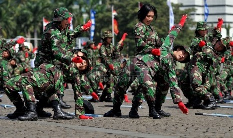 Sejumlah wanita TNI melakukan atraksi kemampuan diri.