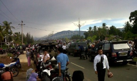 Sejumlah warga Aceh berkumpul di Jembatan Baru Aceh Besar menyusul terjadinya gempa berkekuatan 8,5 SR, Rabu (11/4)