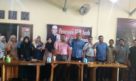 Sejumlah warga Aceh mendeklarasikan Tim Penerang Tuan Guru Bajang (TGB) Aceh, Selasa (10/7). 