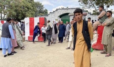 Sejumlah warga Afghanistan menunggu di luar Kedutaan Pakistan untuk mendapatkan visa di Kabul, Afghanistan pada 22 Agustus 2021. 