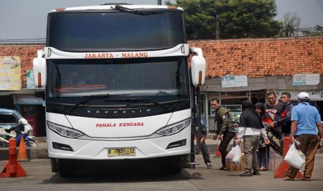 Sejumlah warga antre masuk bis antar provinsi untuk mudik lebih awal di Terminal Bis Pakupatan, Serang, Banten. Meski pemerintah melarang mudik lebaran tahun 2020, sejumlah warga tetap pulang ke kampung halamannya sebelum puasa dengan alasan sudah tidak ada pekerjaan meski nantinya harus menjalani isolasi mandiri. (Ilustrasi)