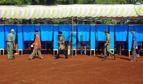   Sejumlah warga antre melaksanakan hak pilihnya untuk pemilihan Kepala Desa di Desa Susukan Kecamatan Bojonggede,Kabupaten Bogor, Ahad (24/3).(Republika/Musiron)