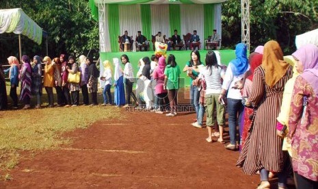   Sejumlah warga antre melaksanakan hak pilihnya untuk pemilihan Kepala Desa di Desa Susukan Kecamatan Bojonggede,Kabupaten Bogor, Ahad (24/3).(Republika/Musiron)