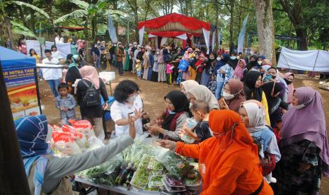 Sejumlah warga antre membeli minyak goreng kemasan dan pangan murah. Sulsel Gelar Pasar Pangan Jelang Ramadhan