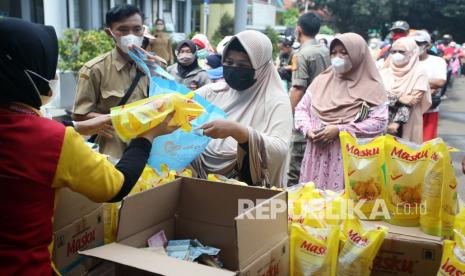 Sejumlah warga antre membeli minyak goreng kemasan saat operasi pasar minyak goreng murah di Pamulang, Tangerang Selatan, Banten, Selasa (11/1/2022). Operasi pasar minyak goreng murah yang dijual dengan harga Rp14 ribu per liter tersebut digelar sebagai upaya menstabilkan lonjakan harga minyak goreng. 