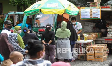 Sejumlah warga antre membeli sembako murah di Kelurahan Cililitan, Jakarta. Harga komoditas gula untuk konsumsi masyarakat mulai merangkak naik dalam beberapa waktu terakhir. Kementerian Perdagangan (Kemendag) menyatakan, telah menyiapkan sejumlah mitigasi dari penerbitan izin impor gula mentah hingga monitoring pengeluaran gula dari pabrik.