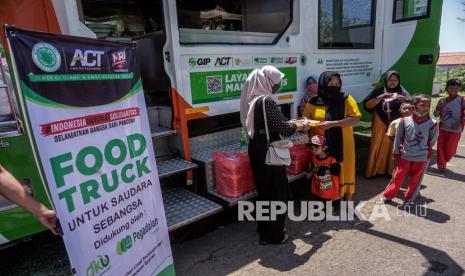 Sejumlah warga antre mengambil bantuan makanan di kawasan Tempat Pembuangan Akhir (TPA) Degayu, Pekalongan, Jawa Tengah, Jumat (17/9/2021). Aksi Cepat Tanggap (ACT) Cabang Pekalongan menggelar aksi berbagi makanan sebanyak 500 paket makanan siap saji kepada buruh pekerja TPA dan warga sekitar menggunakan 