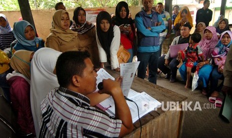 Sejumlah warga antre mengambil surat keterangan (suket) KTP Elektronik di Disdukcapil Kabupaten Tegal, Jawa Tengah. ilustrasi