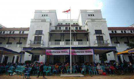 Sejumlah warga antre pendaftaran penyuntikan vaksin COVID-19 di Gedung Birao (lawang satus), Tegal, Jawa Tengah, Senin (2/8/2021). Pemerintah Kota Tegal mulai mendirikan 1.000 gerai vaksin COVID-19 diantaranya berada di Gedung Birao, Mall, sekolah dan GOR dengan target 120 ribu orang selama tiga bulan mendatang . 