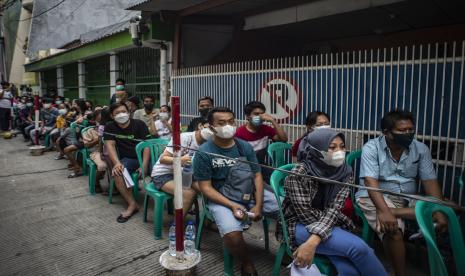 Sejumlah warga antre saat mengikuti vaksinasi COVID-19 di kawasan Kelurahan Tanah Sereal, Tambora, Jakarta, Sabtu (25/9/2021). Vaksinasi COVID-19 di kawasan permukiman padat penduduk itu menyasar 1.000 warga