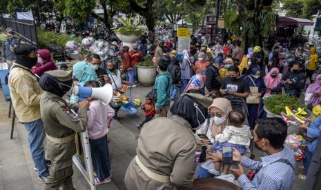 Sejumlah warga antre untuk memasuki kawasan Alun-Alun Bandung, Kota Bandung.