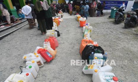 Sejumlah warga antre untuk membeli minyak goreng curah di Palu, Sulawesi Tengah, Rabu (6/4/2022). Warga yang akan mendapatkan BLT minyak goreng adalah yang terdata BPNT. 