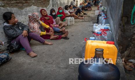 Sejumlah warga antre untuk membeli minyak goreng curah di salah satu distributor minyak goreng curah di sekitar Pasar Dargo, Semarang, Jawa Tengah.  Badan Perlindungan Konsumen Nasional (BPKN) meminta Presiden Joko Widodo agar kembali menetapkan kebijakan harga eceran tertinggi (HET) pada seluruh jenis minyak goreng seperti sebelumnya yang telah dilakukan.