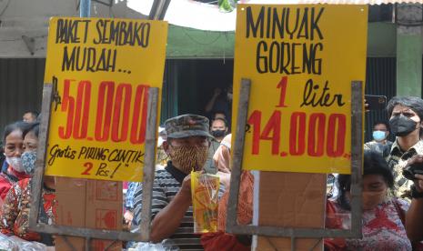 Sejumlah warga antre untuk membeli minyak goreng. Sejumlah masyarakat Kota Solok, Sumatra Barat, rela mengantre untuk mendapatkan minyak goreng kemasan dengan harga murah hanya Rp 14 ribu per liter