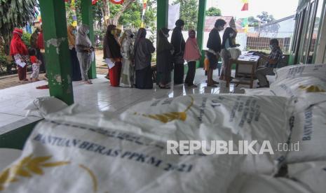 Sejumlah warga antre untuk mendapatkan bantuan beras PPKM di kawasan Sukatani, Tapos, Depok, Jawa Barat, Kamis (19/8/2021). Pemerintah melalui Kementerian Sosial melanjutkan program Bantuan Beras PPKM tahap 2 dengan penerima sebanyak 8,8 juta Keluarga Penerima Manfaat (KPM). 