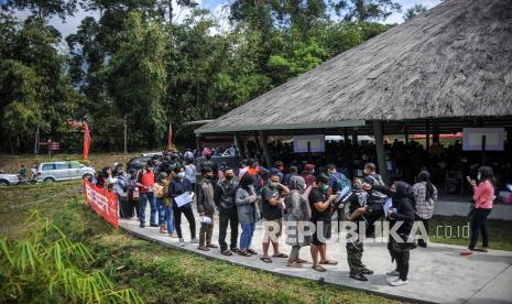 Warga Jabar Paling Banyak Belum Divaksinasi Covid-19. Sejumlah warga antre untuk mengikuti vaksinasi COVID-19 di Kawasan Wisata Dusun Bambu, Lembang, Kabupaten Bandung Barat, Jawa Barat, Rabu (15/9/2021). Pemerintah Kabupaten Bandung Barat bekerja sama dengan pengelola wisata mengadakan vaksinasi COVID-19 secara massal di kawasan wisata Lembang guna menarik minat masyarakat agar mengikuti vaksinasi. 