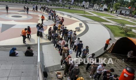 Sejumlah warga antre untuk mengikuti vaksinasi massal COVID-19 di Pekanbaru, Riau, Kamis (20/5/2021). Pemerintah Kota Pekanbaru, Provinsi Riau memperluas akses vaksinasi Covid-19 bagi warga setempat hingga semua puskesmas.