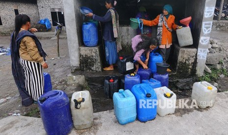 Sejumlah warga antre untuk mengisi air ke dalam jerigen (ilustrasi)