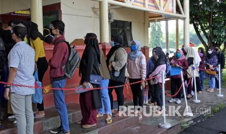 Sejumlah warga antre untuk mengurus pembuatan Kartu Pencari Kerja (Kartu Kuning) di Kantor Dinas Tenaga Kerja Kota Serang, Banten, Selasa (9/6/2020). Menurut Menteri Keuangan Sri Mulyani dampak COVID-19 telah melemahkan kegiatan usaha di Indonesia sehingga angka pengangguran naik sekitar 71 persen dari 7,1 juta menjadi 12,2 juta orang.