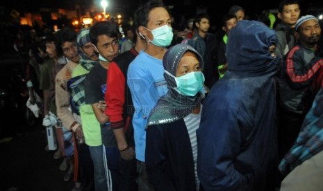 Sejumlah warga antri menerima bantuan di kecamatan Ngantang, Malang, Jawa Timur, Ahad (16/2). ( Republika/Adhi Wicaksono)